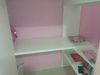 Cama alta juvenil blanca y rosa urge