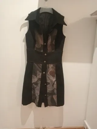 Vestido negro con detalles multicolores