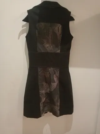 Vestido negro con detalles multicolores