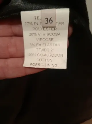 Vestido negro con detalles multicolores