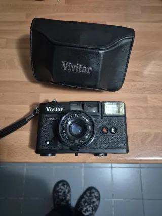 Funda Vivitar Negra y cámara de fotos