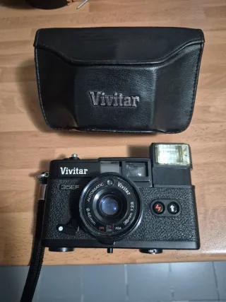 Funda Vivitar Negra y cámara de fotos