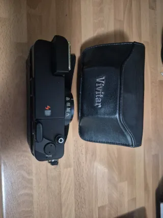 Funda Vivitar Negra y cámara de fotos