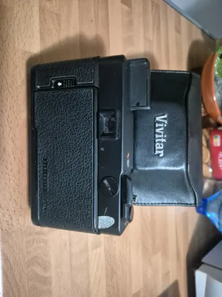 Funda Vivitar Negra y cámara de fotos