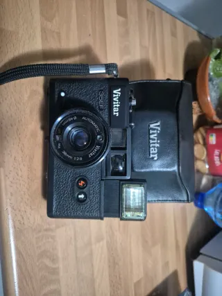 Funda Vivitar Negra y cámara de fotos