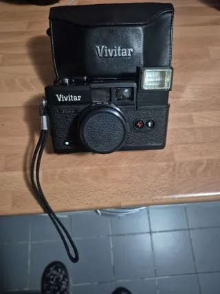 Funda Vivitar Negra y cámara de fotos