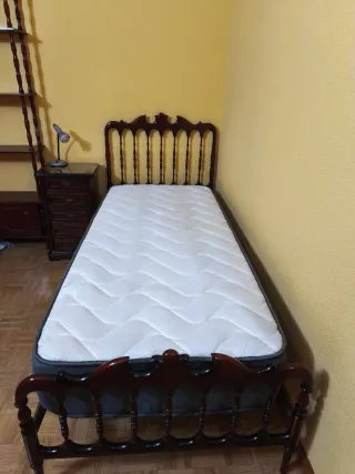 Cama de madera con colcha floral