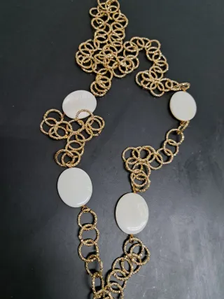 Collana lunga oro con pendenti bianchi e neri