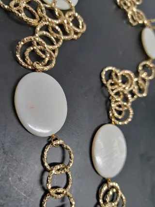 Collana lunga oro con pendenti bianchi e neri