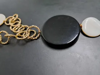 Collana lunga oro con pendenti bianchi e neri