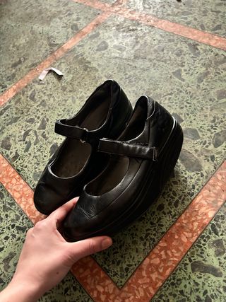 Zapatos negros de vestir con correa