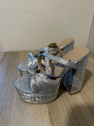 Zapatos de tacón plateados
