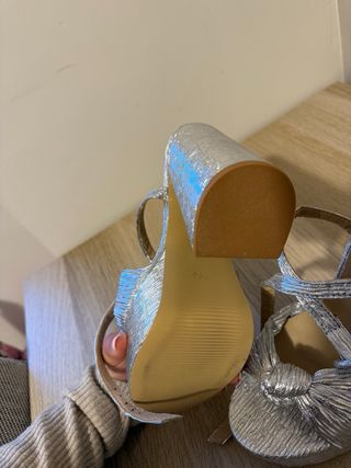 Zapatos de tacón plateados