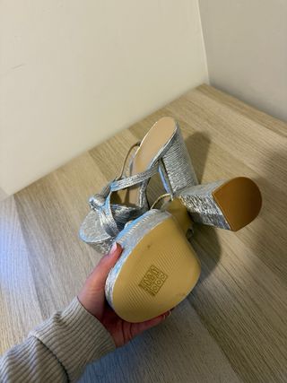 Zapatos de tacón plateados