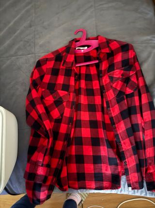 Camisa xadrez vermelha e preta