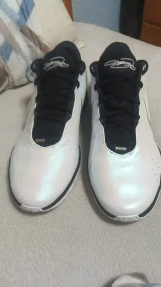Zapatillas Nike Blancas y Negras. N°52