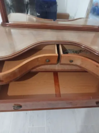 Tocador de madera con espejo