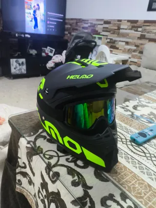 Casco de moto negro y amarillo m