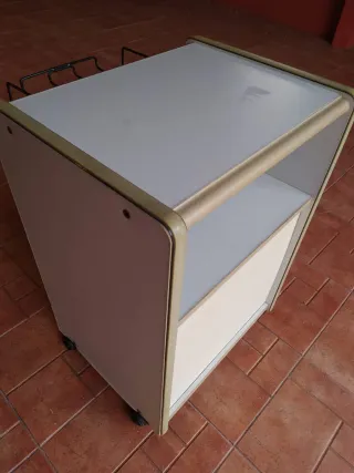 Mesita auxiliar con ruedas