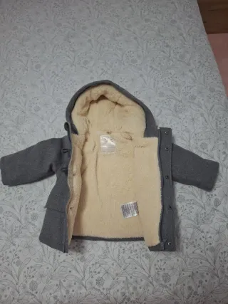 Chaqueta bebé gris con capucha forrada