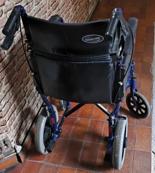 Silla de ruedas plegable azul