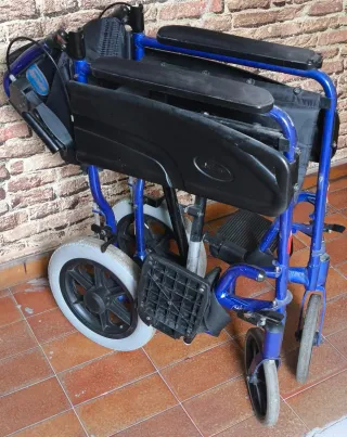 Silla de ruedas plegable azul