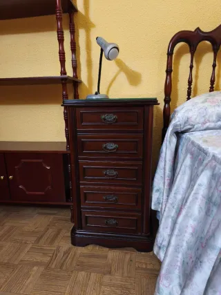 Mesita de noche de madera oscura