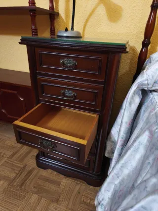 Mesita de noche de madera oscura