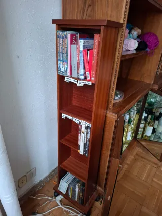 Estantería de madera para libros y DVDs