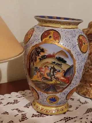Vaso in ceramica blu e dorato con motivi cinesi