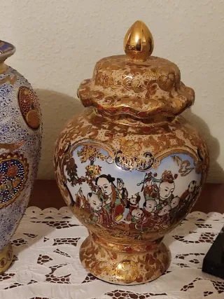 Vaso in ceramica blu e dorato con motivi cinesi