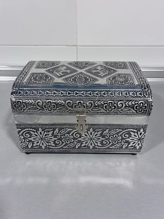 Joyero plateado con adornos elefante