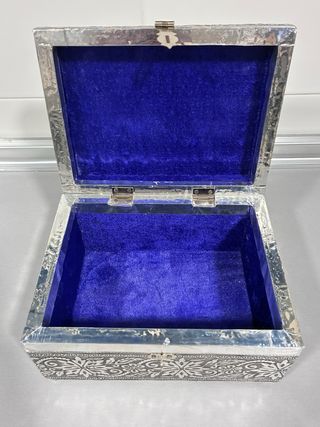 Joyero plateado con adornos elefante