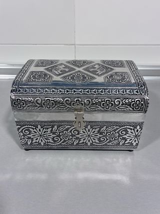 Joyero plateado con adornos elefante