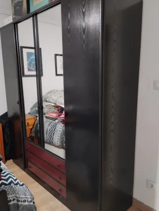 Armario negro con puertas de espejo