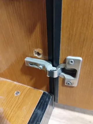 Armario negro con puertas de espejo