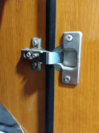 Armario negro con puertas de espejo