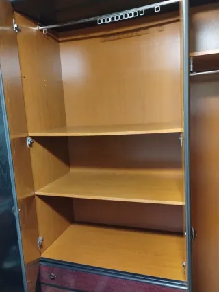 Armario negro con puertas de espejo