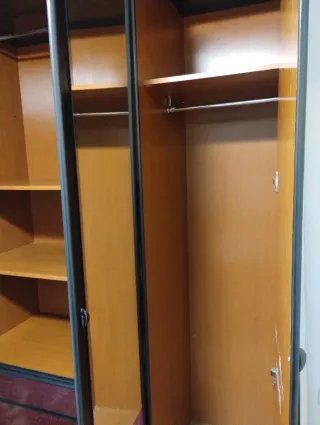 Armario negro con puertas de espejo