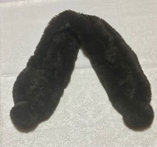 Cuello de pelo sintético marrón