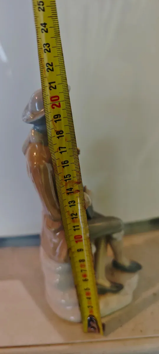 Figura porcelana músico beige y azul