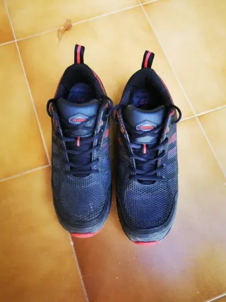 Zapatos de seguridad SKARPA negros y rojos