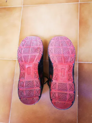 Zapatos de seguridad SKARPA negros y rojos