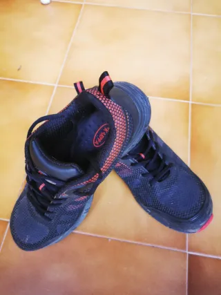 Zapatos de seguridad SKARPA negros y rojos