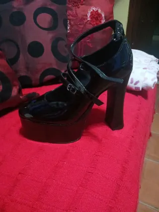 Zapato de tacón alto negro