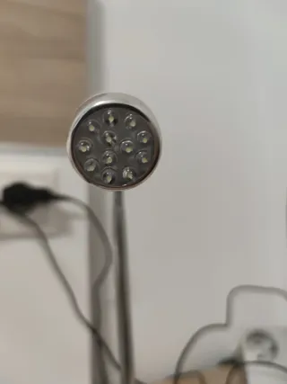 Lámpara de mesa flexible plateada y blanca