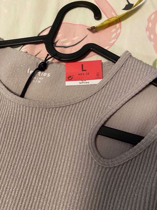 Vestido gris plateado con escote