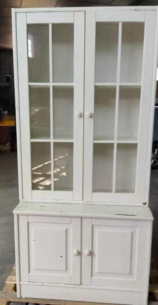 Mueble vitrina de madera y cristal