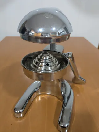 Exprimidor metálico manual como nuevo