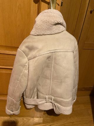 Chaqueta Stradivarius beige forrada